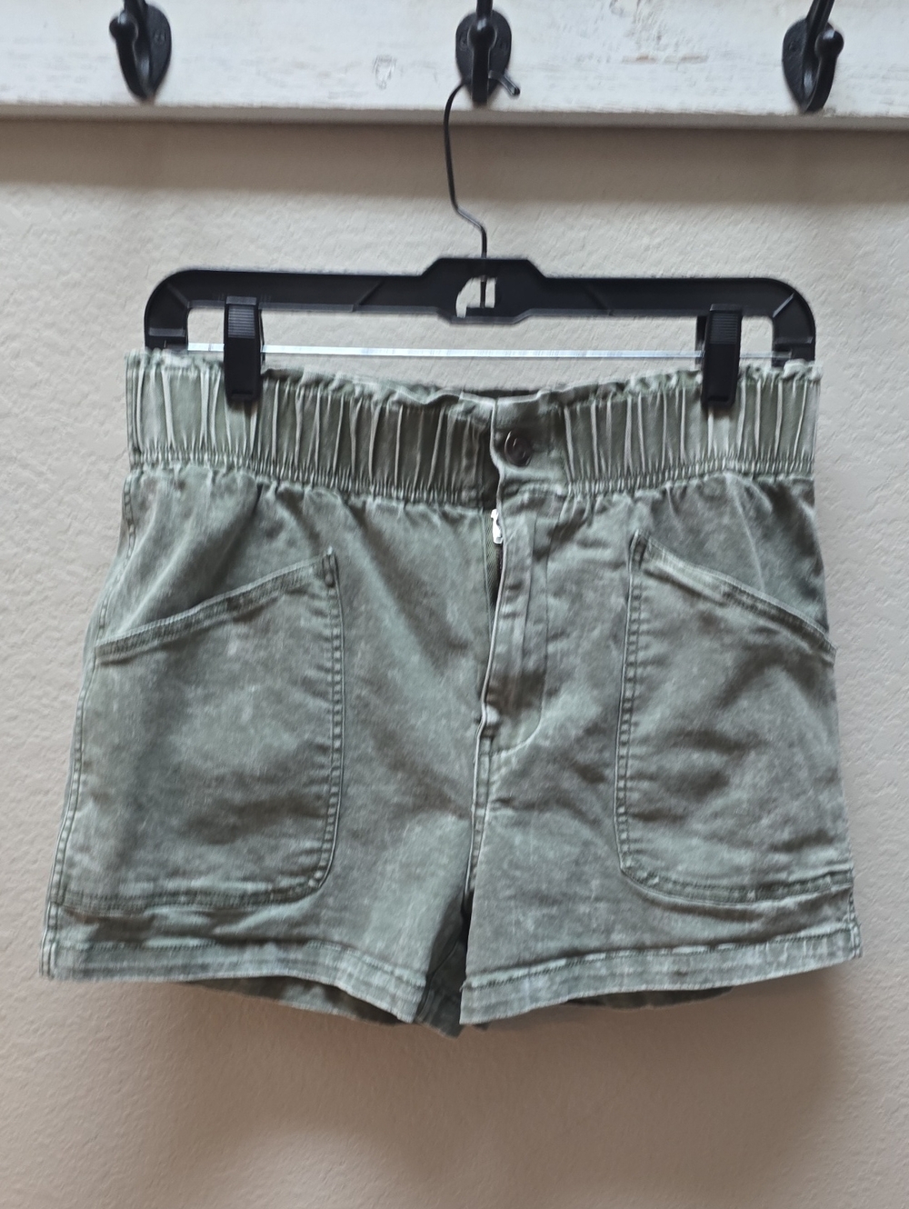 ENTRO Women’s Olive Green Elastic-Waist Utility Shorts